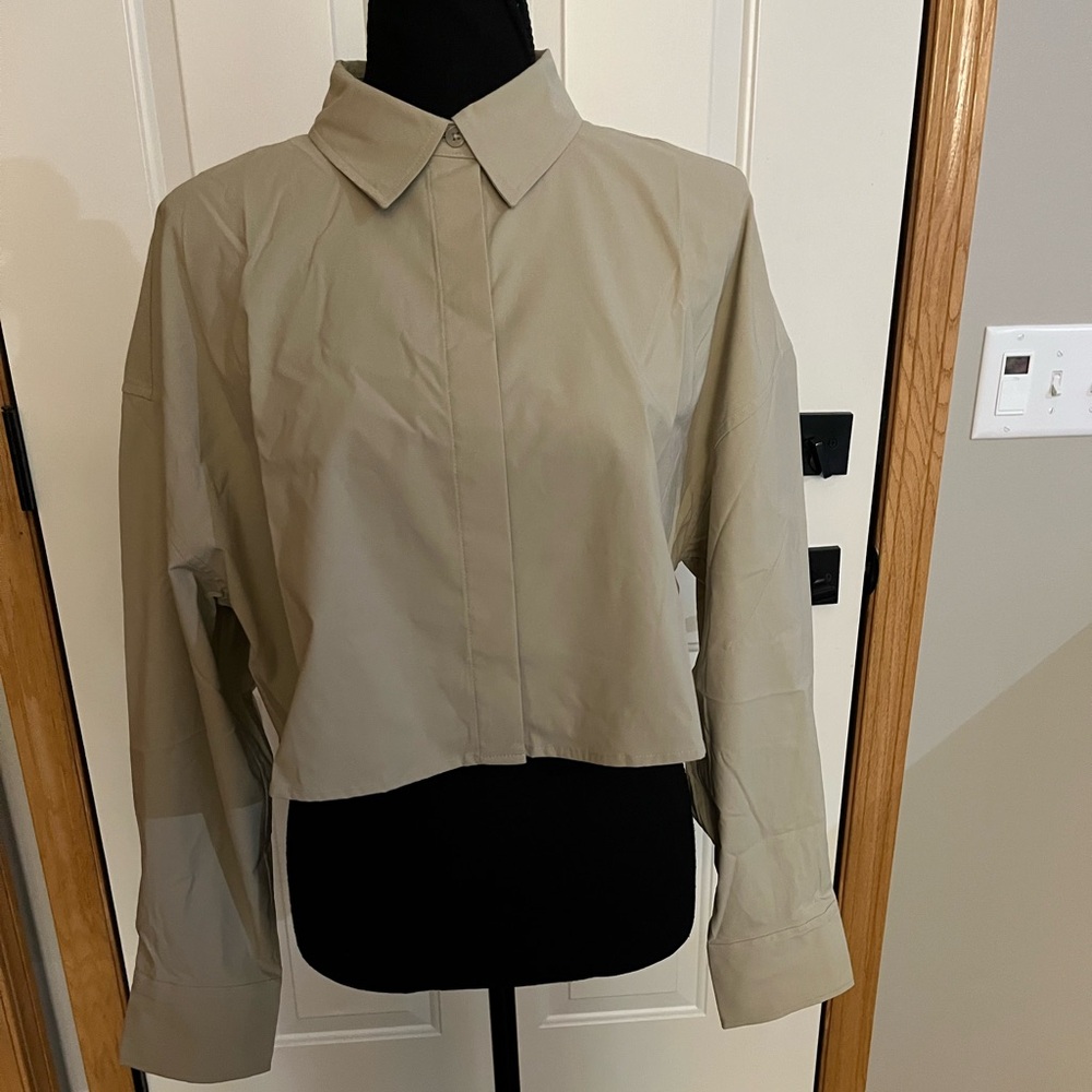 New women’s Athleta Midday ultra cropped khaki breathable relaxed blouse medium